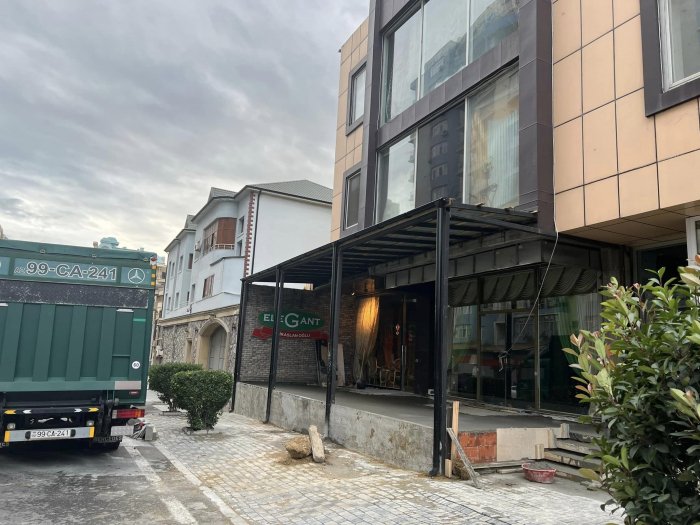    Bakıda piyada səkisini zəbt edib,    mağaza açdılar      