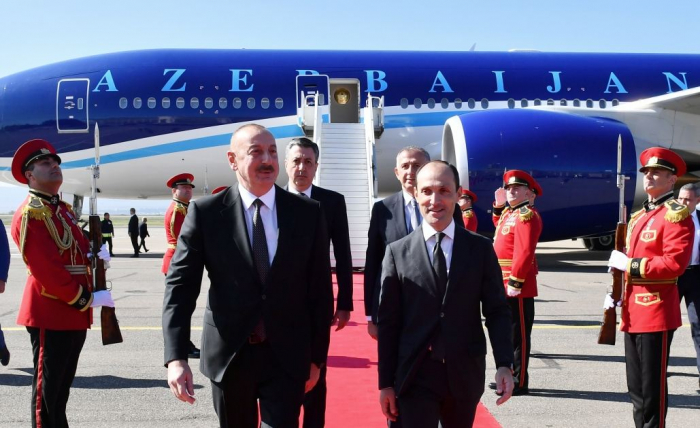  Präsident Ilham Aliyev trifft zu einem Arbeitsbesuch in Georgien ein 