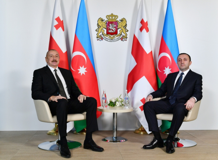   Präsident Ilham Aliyev führt ein persönliches Treffen mit dem georgischen Premierminister durch  
