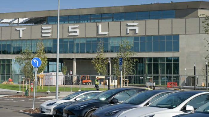   Tesla-Beschäftigte fordern bessere Arbeitsbedingungen  