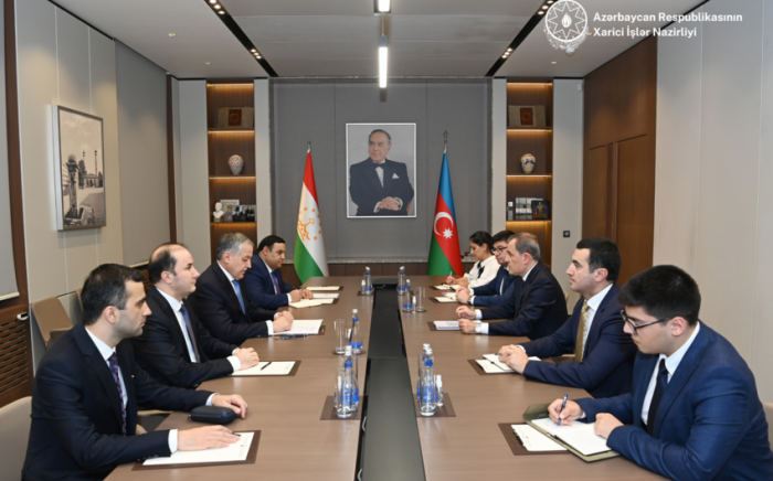   Jeyhun Bayramov besprach regionale Fragen mit seinem tadschikischen Amtskollegen  