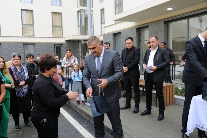 Füzuliyə köçən 22 ailəyə mənzillərinin açarları verilib