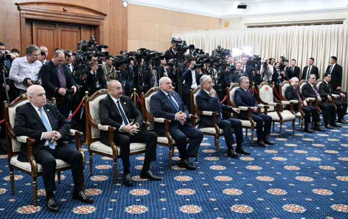  Ilham Aliyev assiste à la cérémonie de remise de l’insigne d’honneur au président ouzbek 