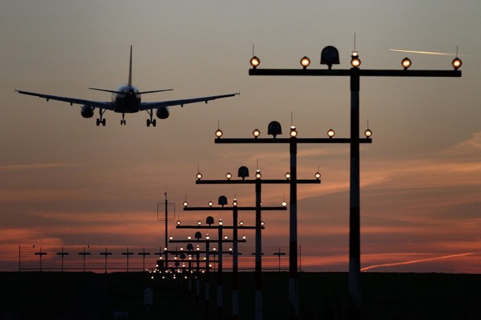 Azərbaycanda hava nəqliyyatı ilə sərnişin daşımaları 30 faizdən çox artıb  
