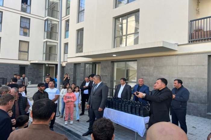    Bakıdan yola salınan 117 sakin Füzuliyə çatıb, mənzillərin açarları təqdim olunub   