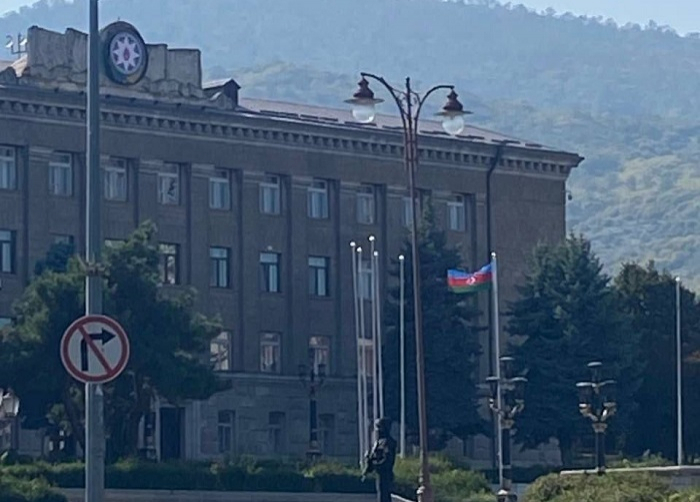   Präsident Ilham Aliyev hisst die Nationalflagge Aserbaidschans und hält eine Rede in der Stadt Chankendi  