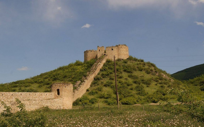   Ilham Aliyev besucht die Askeran-Festung  