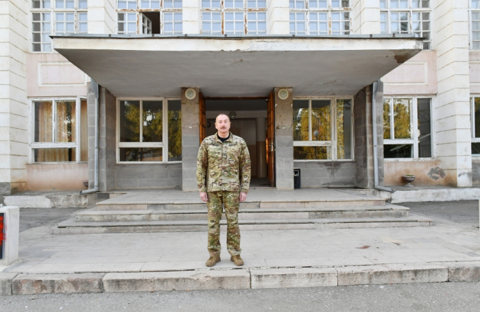  Le drapeau azerbaïdjanais hissé par le président Ilham Aliyev à Khodjavend 