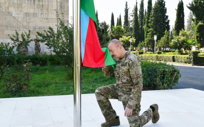   Präsident Ilham Aliyev hisst die Nationalflagge Aserbaidschans in der Stadt Khojaly und in der Siedlung Asgaran  