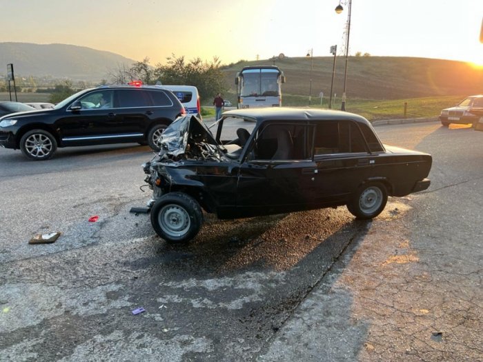    Qubada minik və yük avtomobili toqquşub,    yaralananlar var  
      