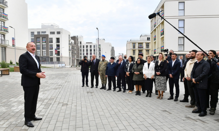   Präsident Ilham Aliyev trifft sich mit Bewohnern, die in die Stadt Füzuli gezogen sind  