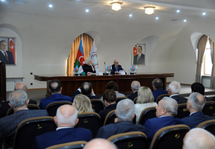    Dunya Miyatovic azərbaycanlı qaçqınlarla görüşdü   