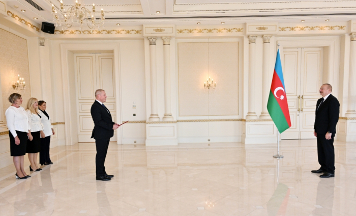  Le président Ilham Aliyev reçoit les lettres de créance des nouveaux ambassadeurs de Lettonie et de Suisse en Azerbaïdjan 