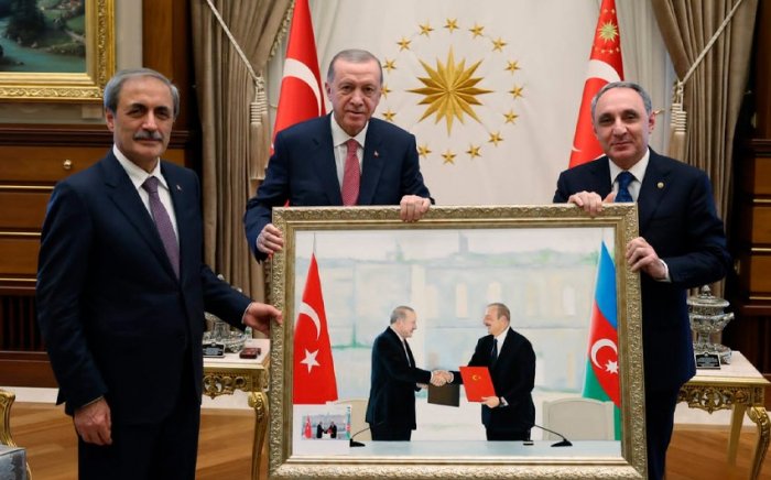 Kamran Əliyev Ərdoğana tarixi rəsm əsəri təqdim edib  
