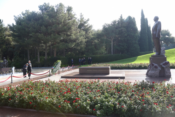 Iraqi delegation pays respect to Great Leader Heydar Aliyev, Azerbaijani martyrs