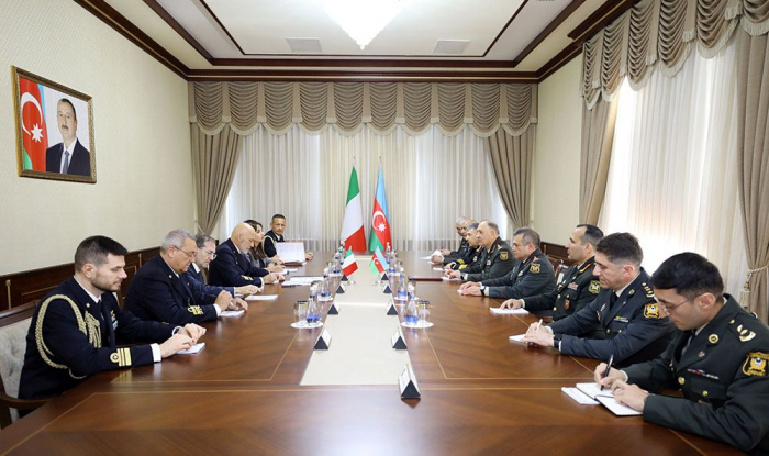   Aserbaidschan und Italien diskutieren über Perspektiven für die Entwicklung der militärischen Zusammenarbeit  