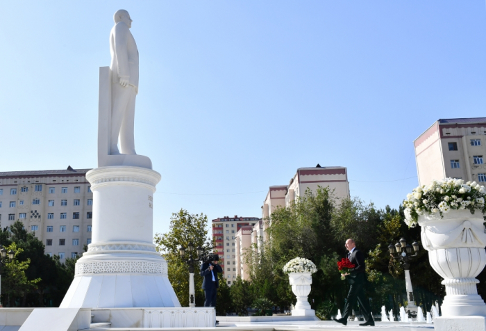 President Ilham Aliyev visits statue of Great Leader Heydar Aliyev in Sumgayit