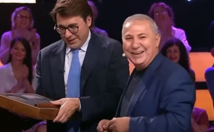    Əlixan Səmədov Malaxova balaban hədiyyə etdi -    Video     
   