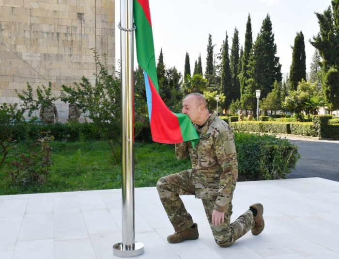  Ilham Aliyev iza la bandera estatal en Aghdara 