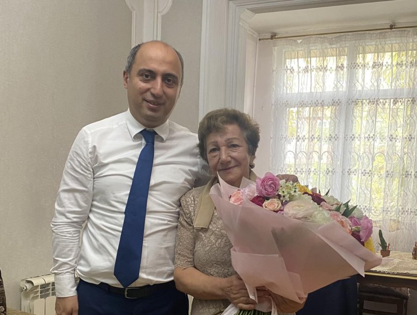    Emin Əmrullayev ilk müəllimi ilə görüşdü -    FOTO      