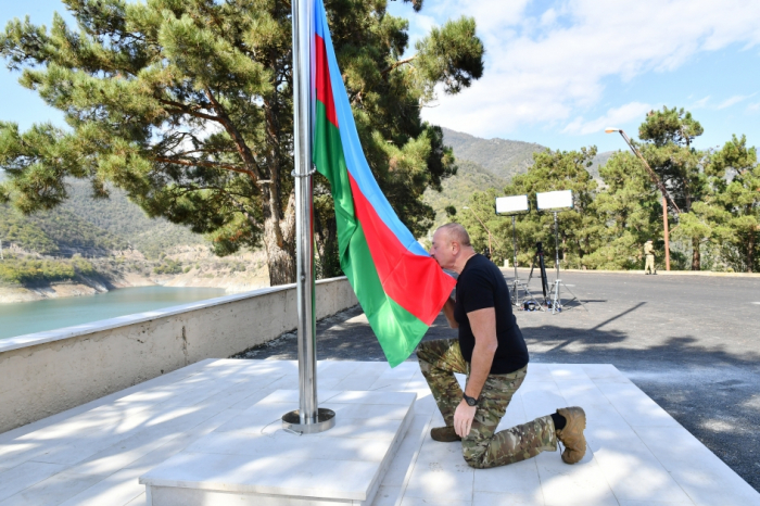  Presidente Aliyev iza la bandera estatal en el territorio del embalse de Sarsang 