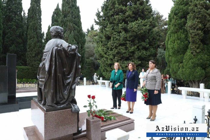 Azərbaycan Qadınlarının VI Qurultayının iştirakçıları Fəxri xiyabanı ziyarət edib -  Fotolar 