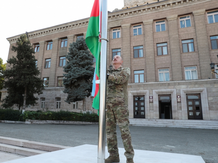  Presidente Ilham Aliyev iza la bandera nacional de Azerbaiyán en la ciudad de Khankandi 