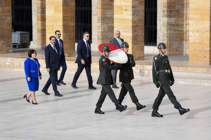 Presidenta del Parlamento de Azerbaiyán visita Anıtkabir en Ankara