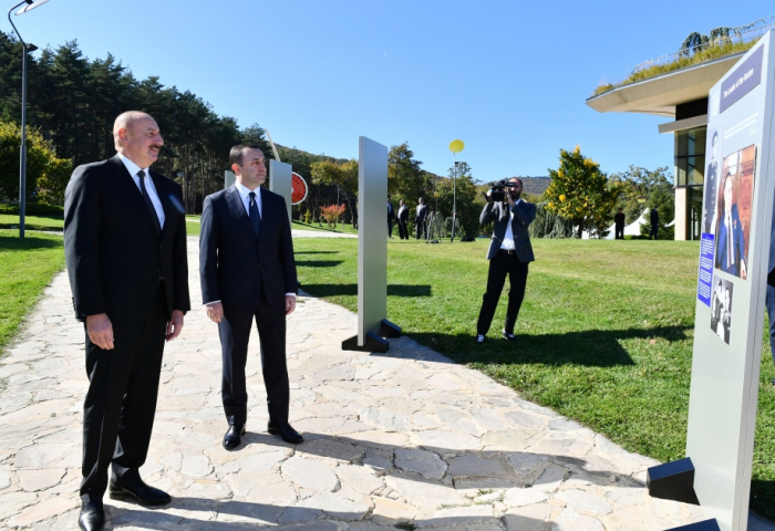   Ilham Aliyev y Irakli Garibashvili visitan la exposición fotográfica dedicada al centenario del Líder Nacional Heydar Aliyev  