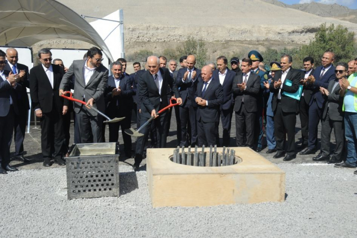 Ceremonia de la colocación de la primera piedra de un puente de autopista entre Azerbaiyán e Irán se celebra en Zangilan