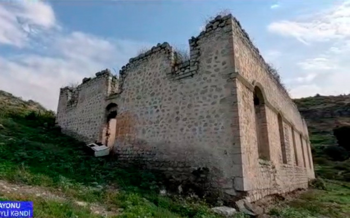  Azerbaiyán revela hechos sobre el insulto de la antigua mezquita en la aldea Malibeyli de Shusha por parte de Armenia