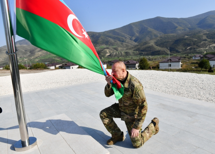  Le président Ilham Aliyev hisse le drapeau azerbaïdjanais dans la ville de Khodjaly et le bourg d’Askéran - Photos