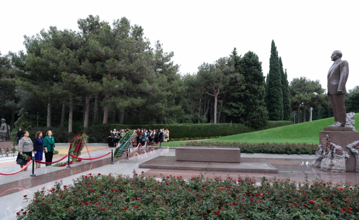   Participants of 6th Congress of Azerbaijani Women visit Alley of Honors  