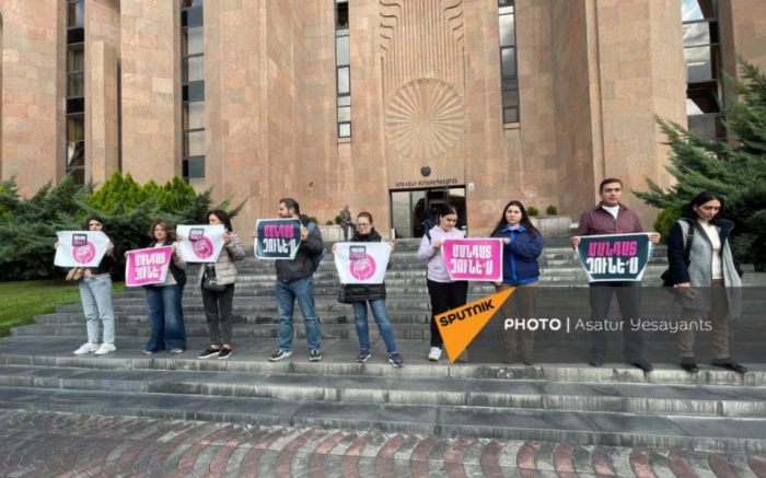 İrəvan meriyasının qarşısında aksiya keçirilir