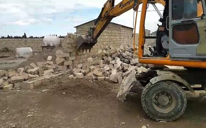 Masallı və Gəncədə qanunsuz tikililər sökülüb