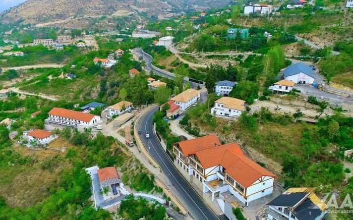 Laçının daxili yolları sürətlə bərpa edilir  
