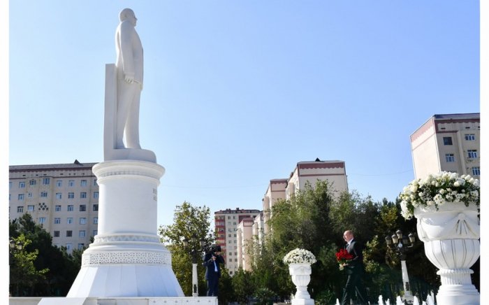   Prezident Heydər Əliyevin abidəsini ziyarət edib -    Foto     
