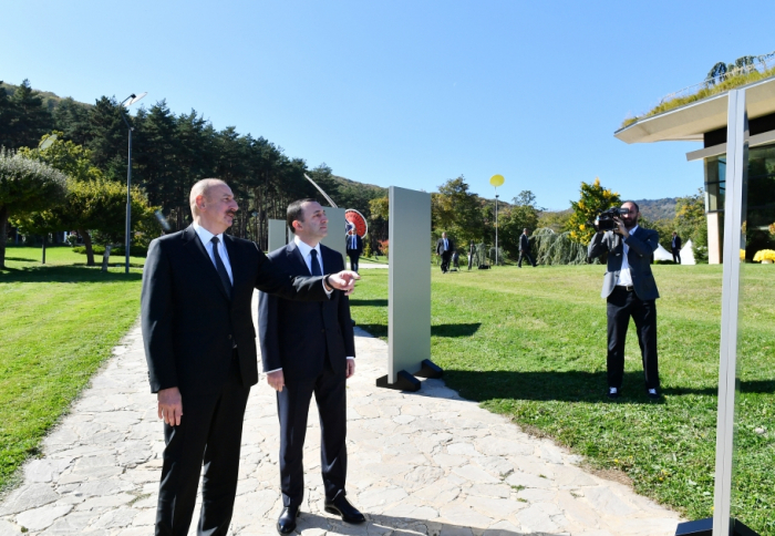  Le président Aliyev et le Premier ministre Garibachvili visitent une exposition photos consacrée au centenaire d’Heydar Aliyev à Tbilissi -   Photos  