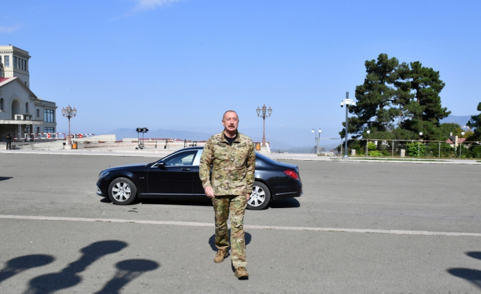  Ilham Aliyev hisse le drapeau azerbaïdjanais dans la ville de Khankendi - Photos