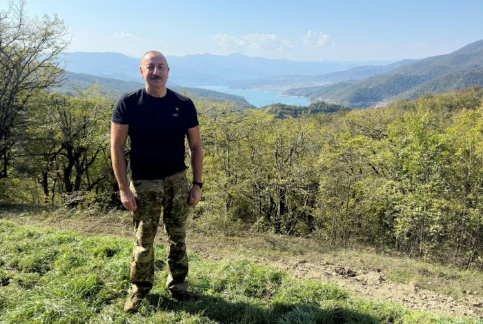  Le président Ilham Aliyev hisse le drapeau azerbaïdjanais sur le territoire du barrage de Sarsang - Photos