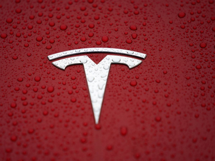 Tesla de peu en-deçà des attentes au 3e trimestre, maintient ses objectifs de production