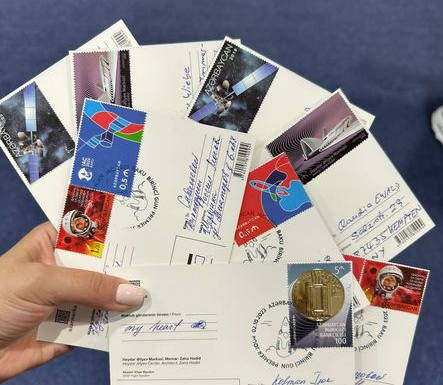    Astronavtika Konqresinə həsr olunmuş poçt markaları ilə məktub göndərildi -    Fotolar      
