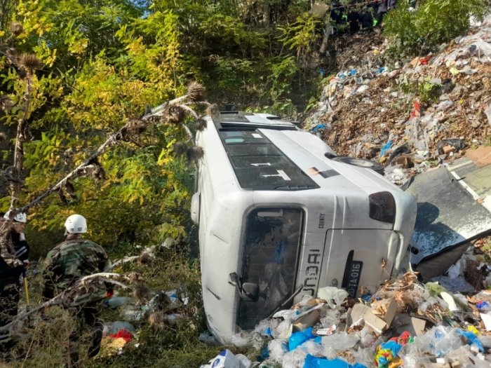    Gəncədə avtobus aşdı, yaralılar var -    Video        
