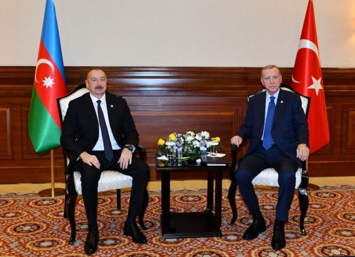   Präsidenten von Aserbaidschan und der Türkei treffen sich in Astana  