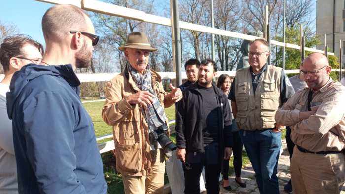 Des voyageurs internationaux effectuent une visite à Choucha