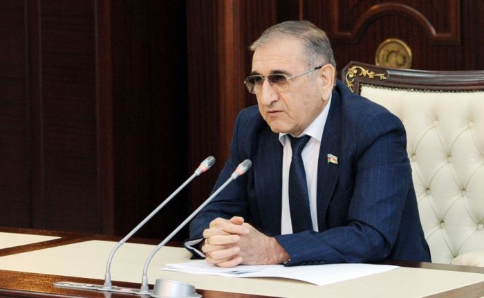    Komitə sədri:    "Öz taleyimizi özümüz həll etməliyik