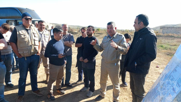   Internationale Reisende beobachten Minenräumung im aserbaidschanischen Bezirk Füzuli  