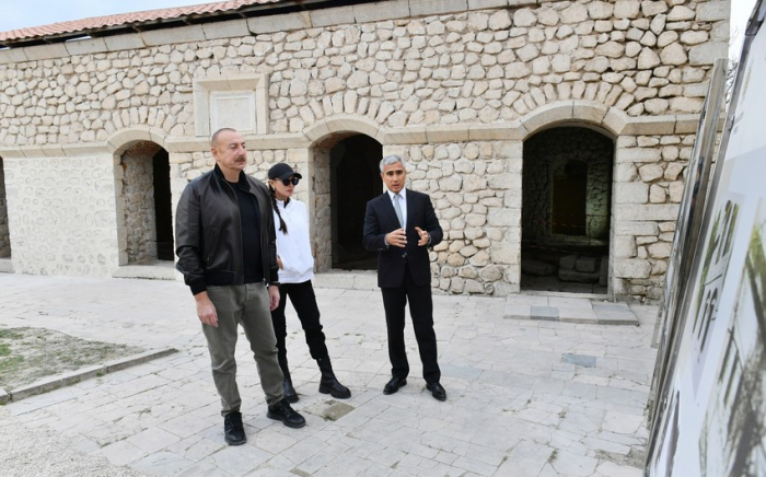   Aserbaidschanischer Präsident untersucht die Restaurierungsarbeiten in der Mamayi-Moschee in Schuscha –   FOTOS    