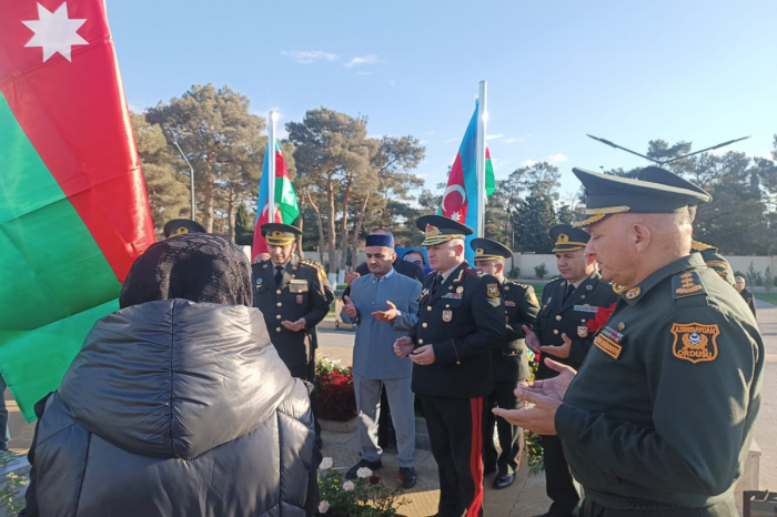 Müdafiə Nazirliyinin zabit heyəti İkinci Şəhidlər xiyabanını ziyarət edib