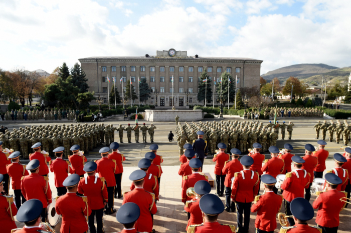  Le président Ilham Aliyev et la première dame assistent à un défilé militaire à Khankendi - PHOTOS